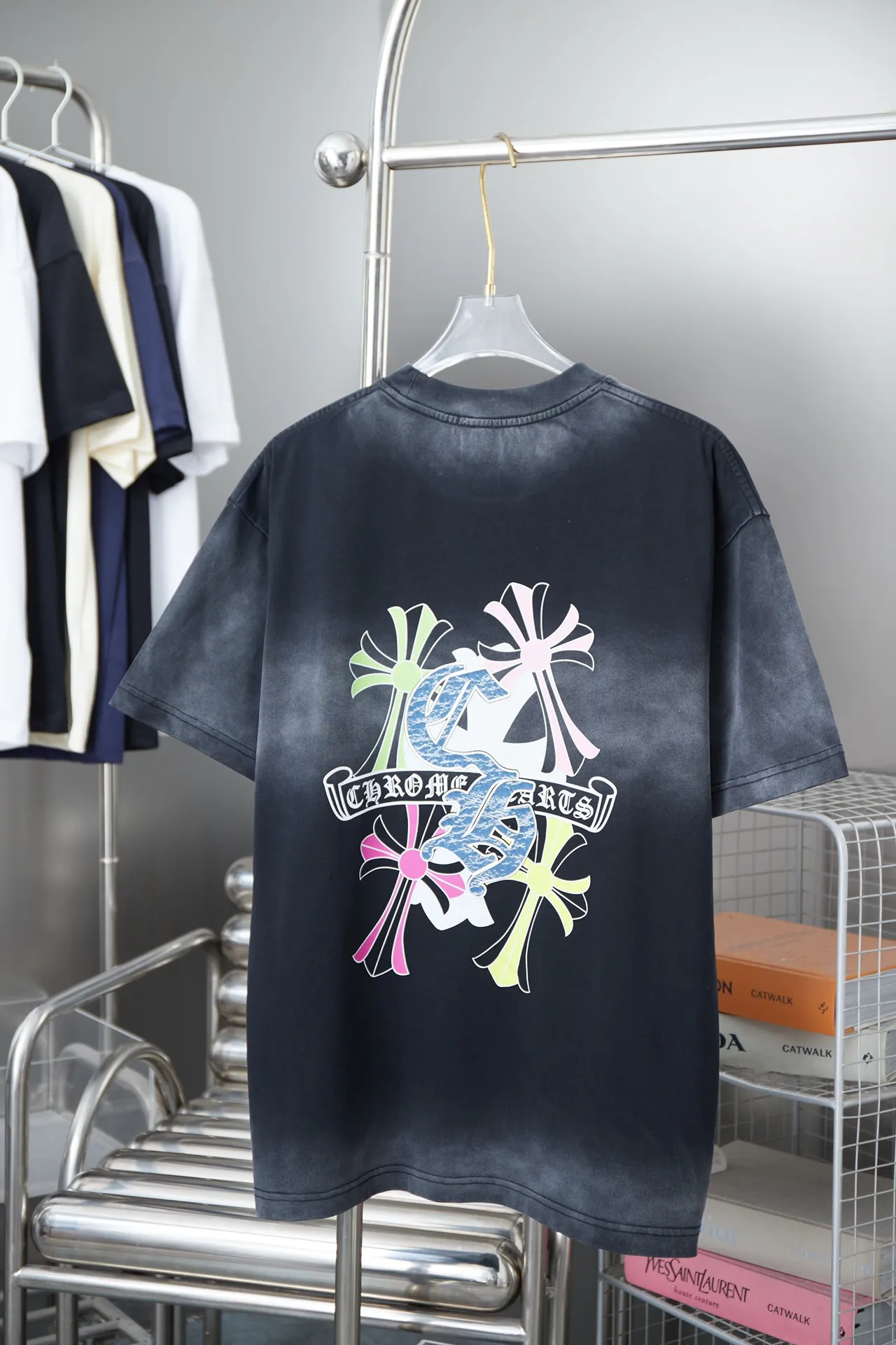 🅿️200 Ch*ome Hearte 25SS early spring new style, Croix heart logo printed short sleeves, light luxury, a must-have item for daily commuting for men and women, correct version, welcome to compare, detailed features · 320g 100% pure cotton double yarn jersey fabric · Custom dyed in the same vat, special thickened 32 count double-strand 1X1 thread · Digital direct printing ➕ Three-dimensional thick letter logo · Ready-to-wear dyeing Then do the faded fried snowflake process, then wash it to make it look old · General washing to improve the effect · Double needle stitching and cross-stitch process · Original main mark, washed tag, brand moisture-proof paper packaging Color: black/white Size: S/M/L/XL
